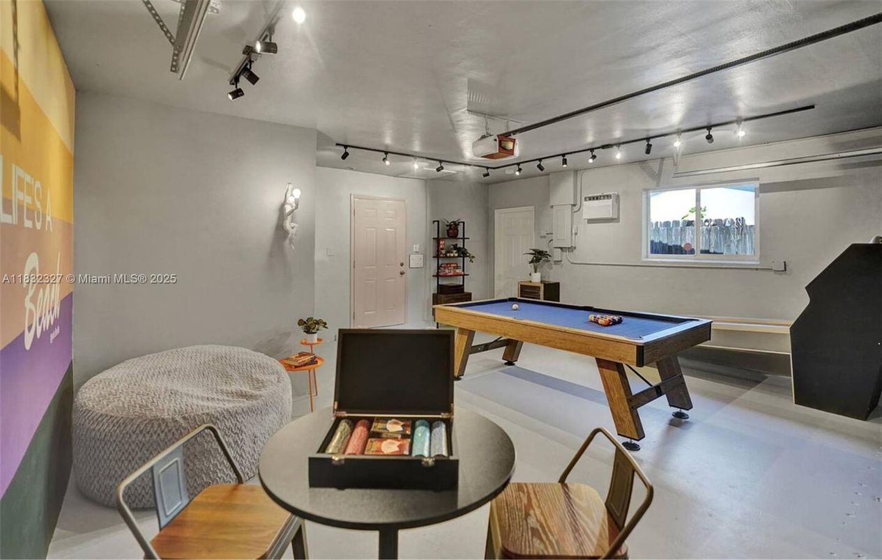 Billiard Table, Game Room, Interior