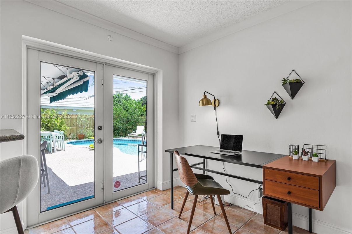 Home Office, Interior