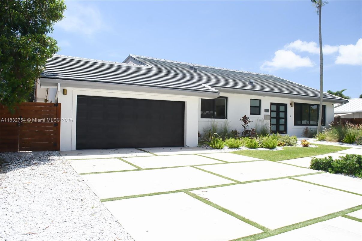 Attached, Exterior, Facade, Ranch