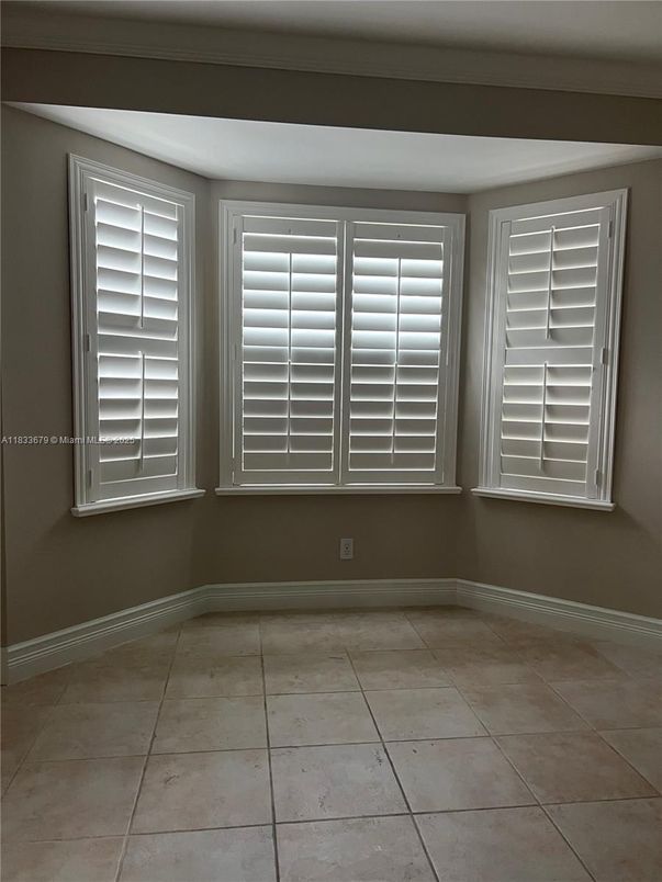 Empty room, Interior