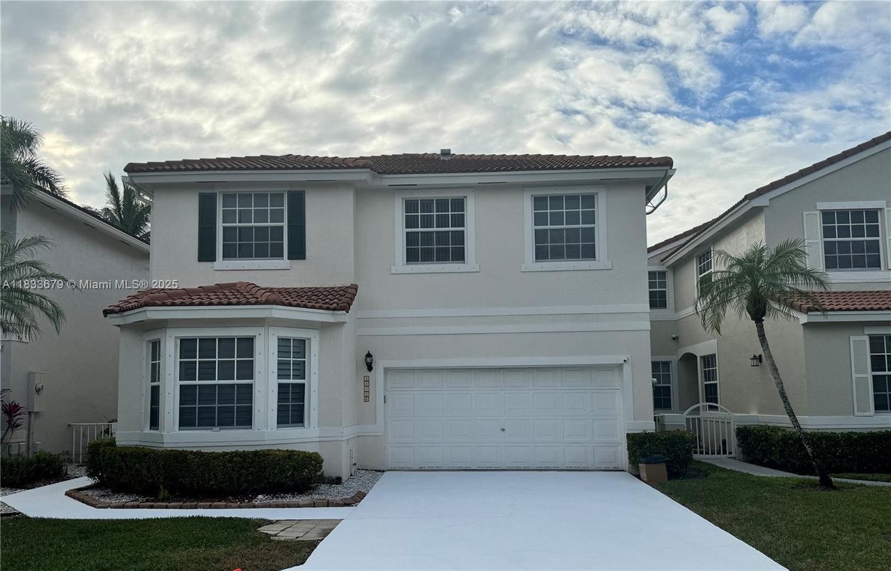 Attached, Exterior, Facade, Mediterranean