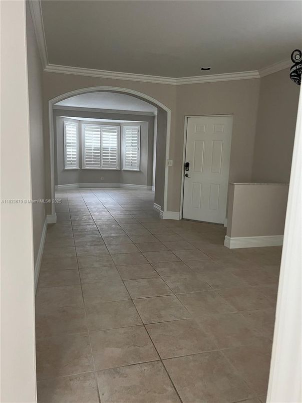 Empty room, Interior