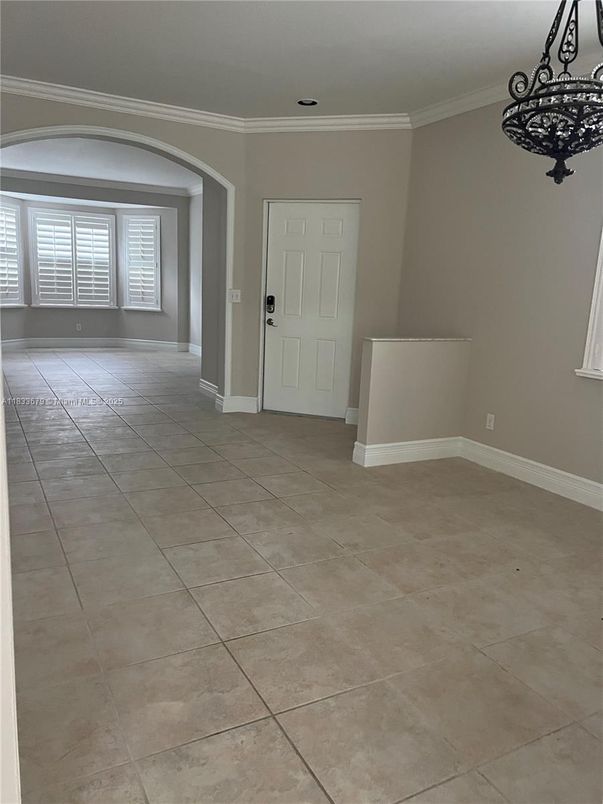 Empty room, Interior