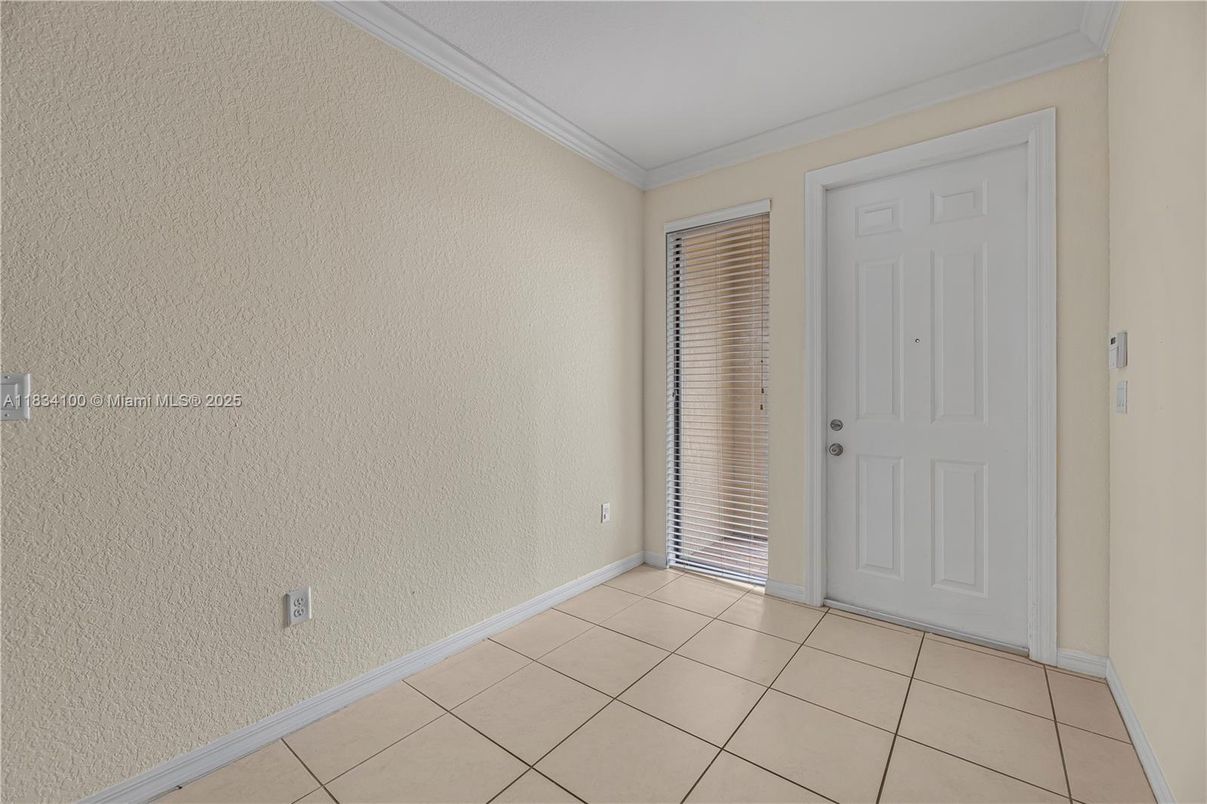 Empty room, Interior