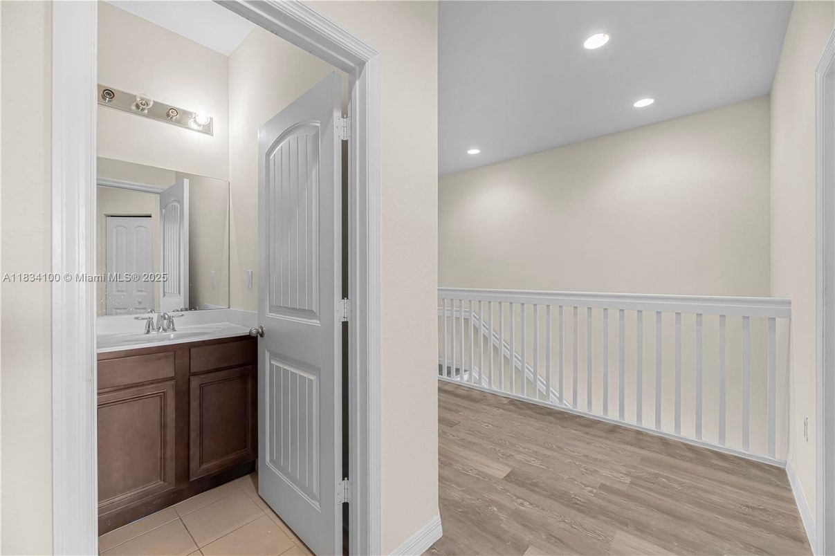 Bathroom, Interior, Recessed Lighting, Wood Texture Flooring