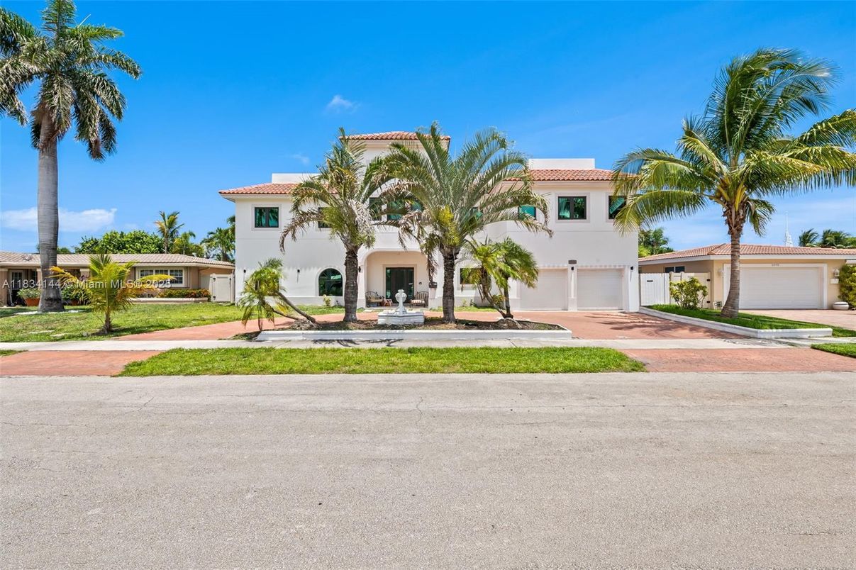 Attached, Exterior, Facade, Mediterranean