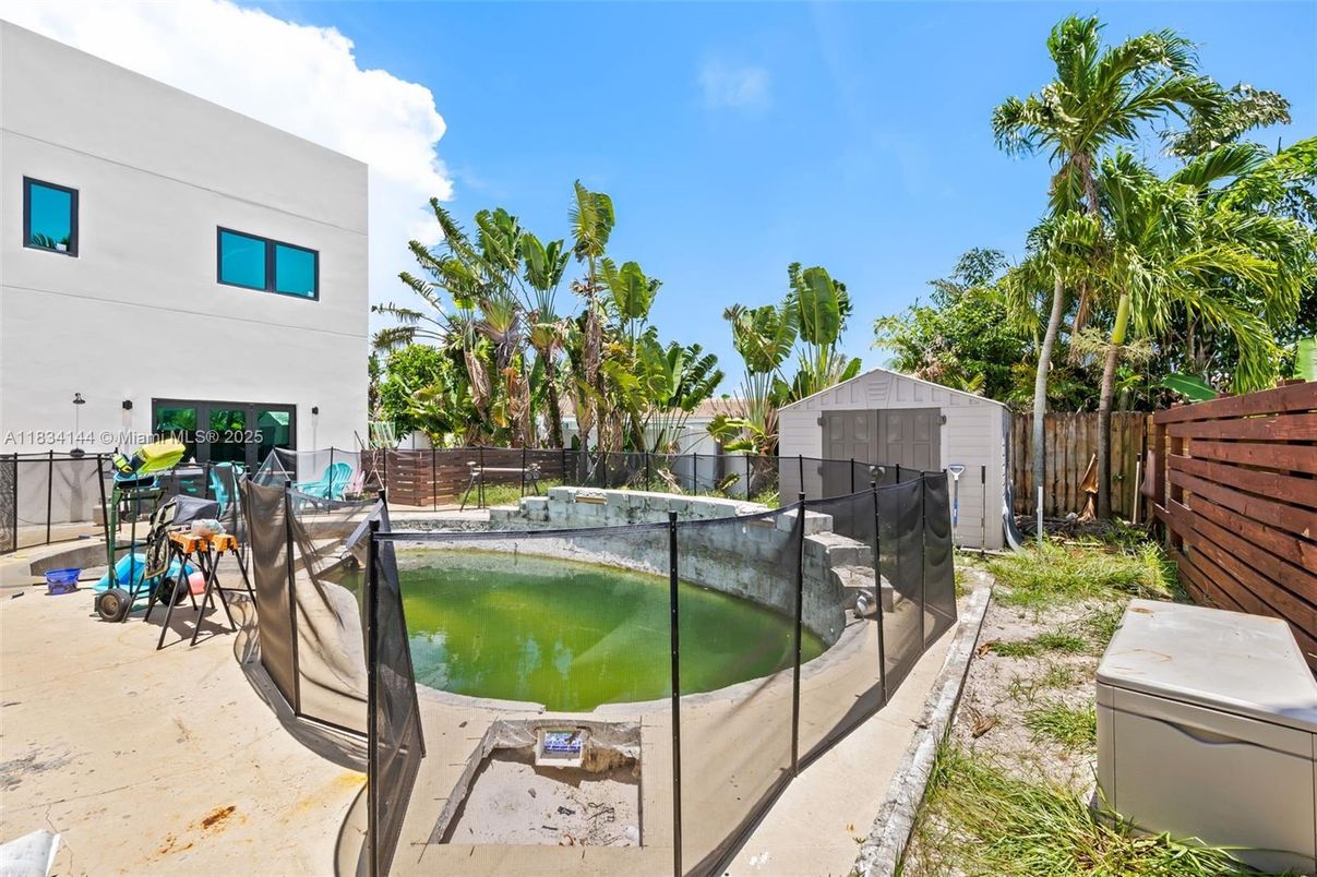 Exterior, Pool