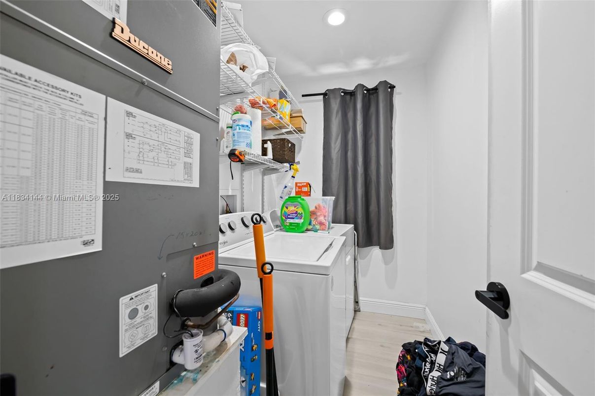 Interior, Recessed Lighting, Washer, Wood Texture Flooring