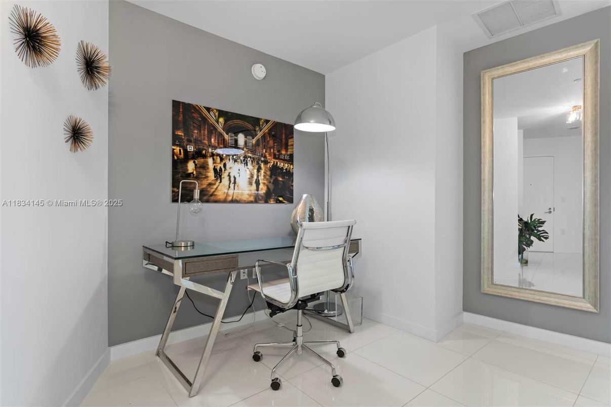 Home Office, Interior