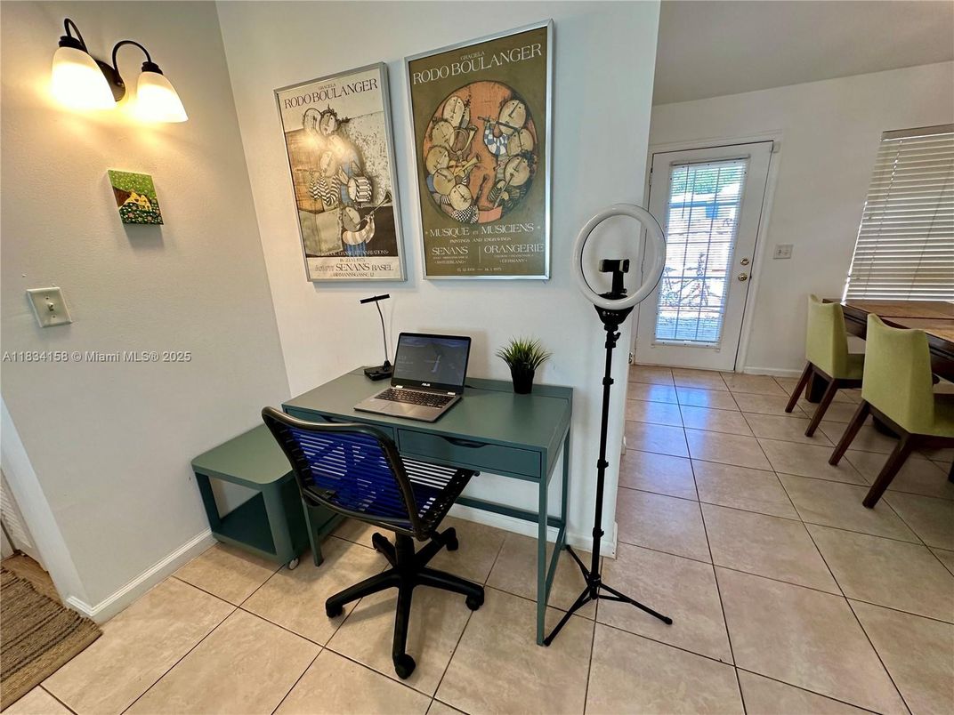 Home Office, Interior