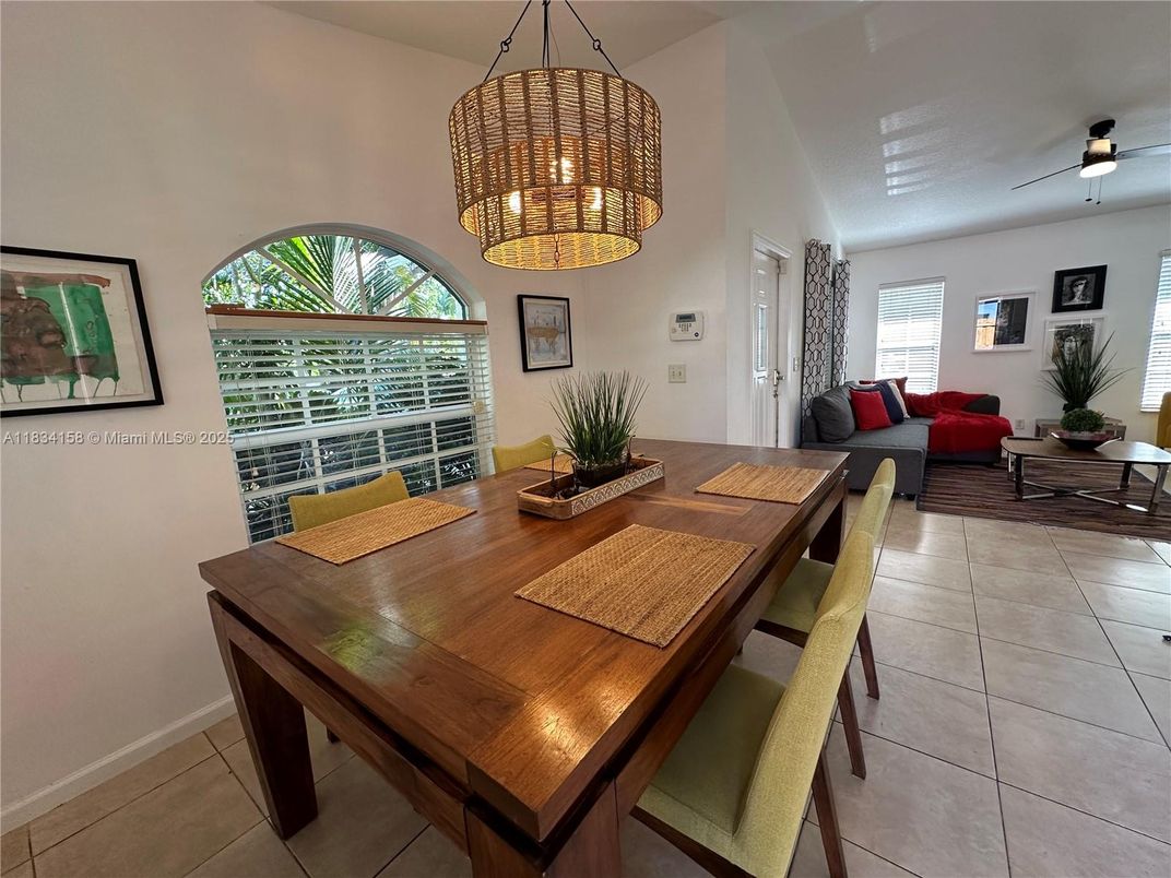 Chandelier, Dining room, Interior, Living room, Pendant Lights