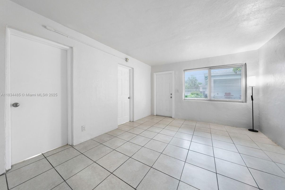 Empty room, Interior