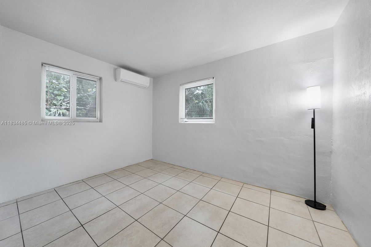Empty room, Interior