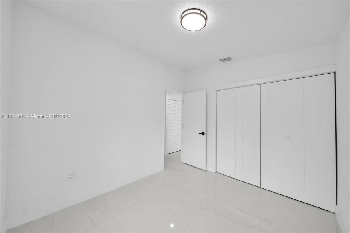 Empty room, Interior