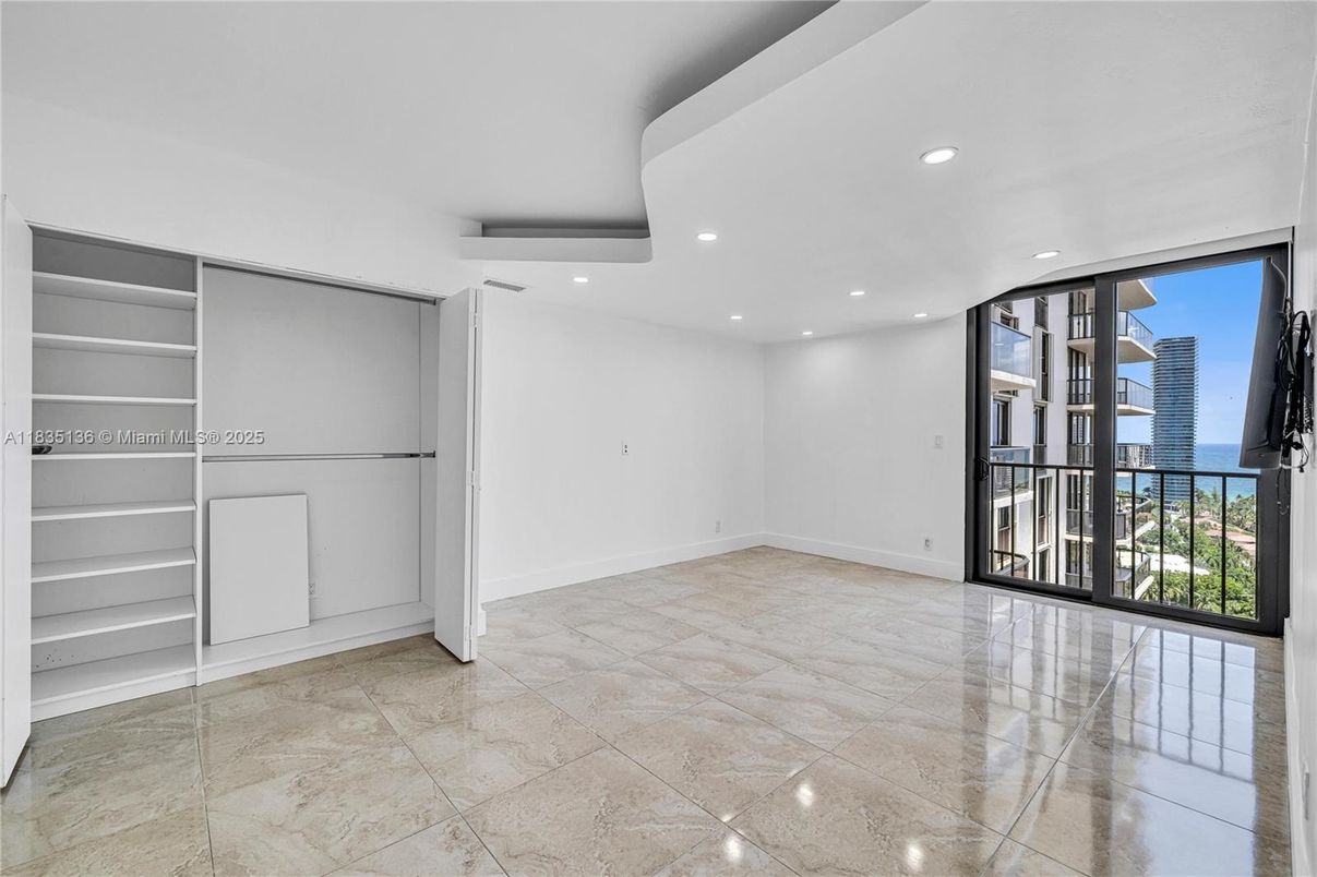 Empty room, Interior, Recessed Lighting, Water