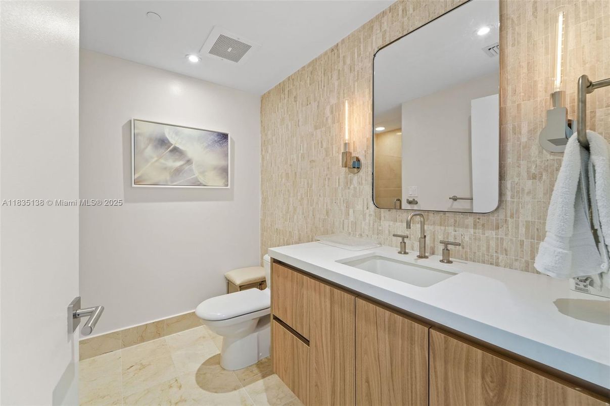 Bathroom, Dual Sink Vanities, Interior, Recessed Lighting