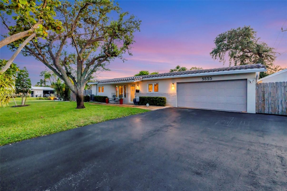 Attached, Exterior, Facade, Ranch