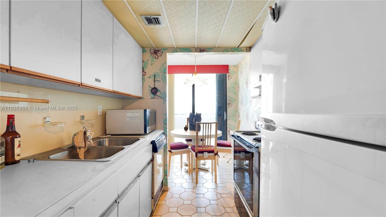 Chandelier, Dining room, Interior, Kitchen