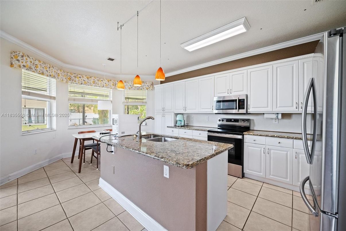 Dining room, Interior, Kitchen, Pendant Lights, Stainless Steel Appliances