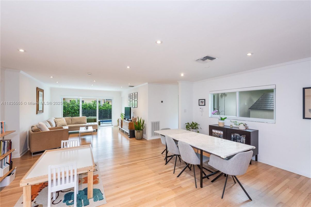 Dining room, Interior, Living room, Recessed Lighting, Wood Texture Flooring