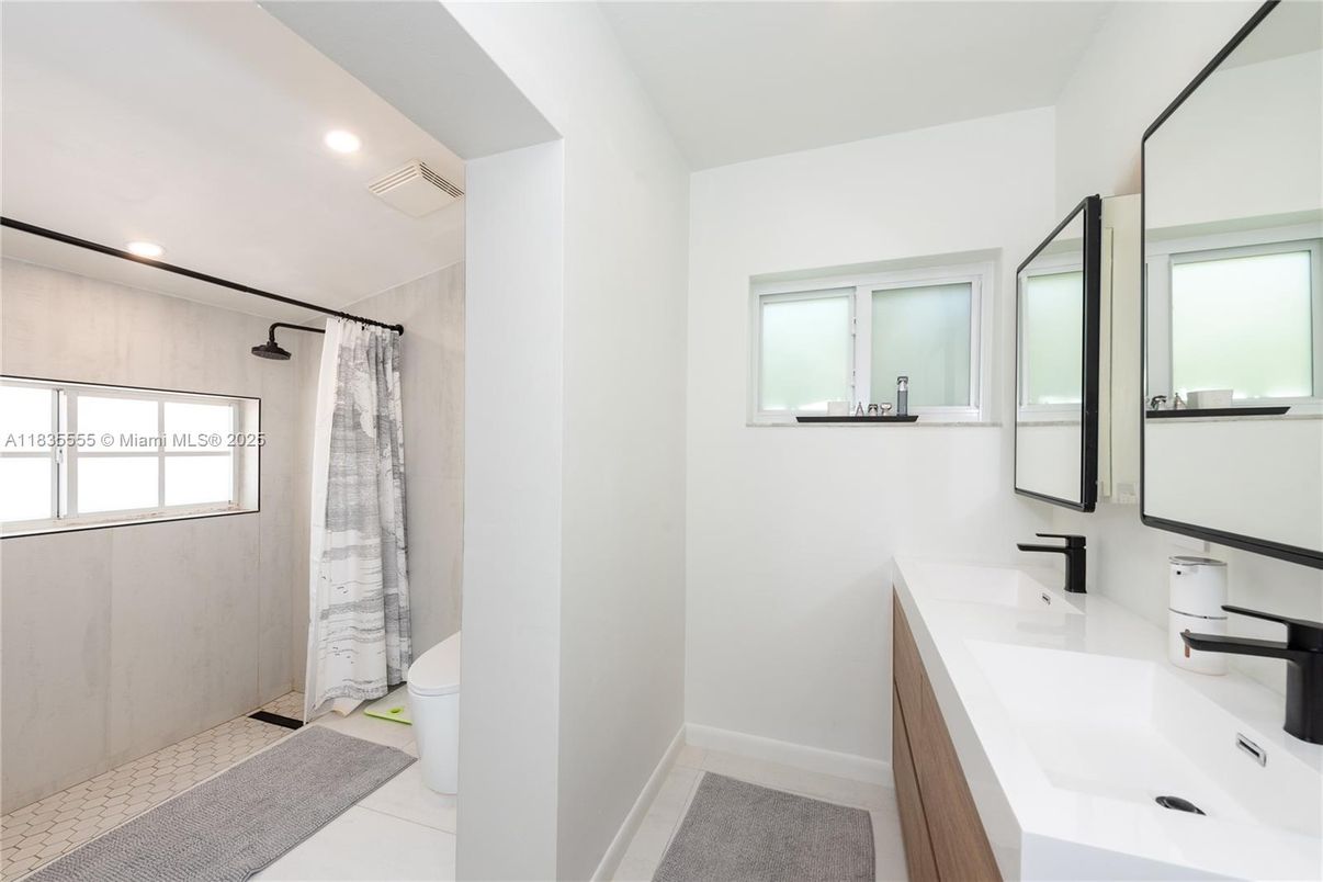 Bathroom, Dual Sink Vanities, Interior, Recessed Lighting