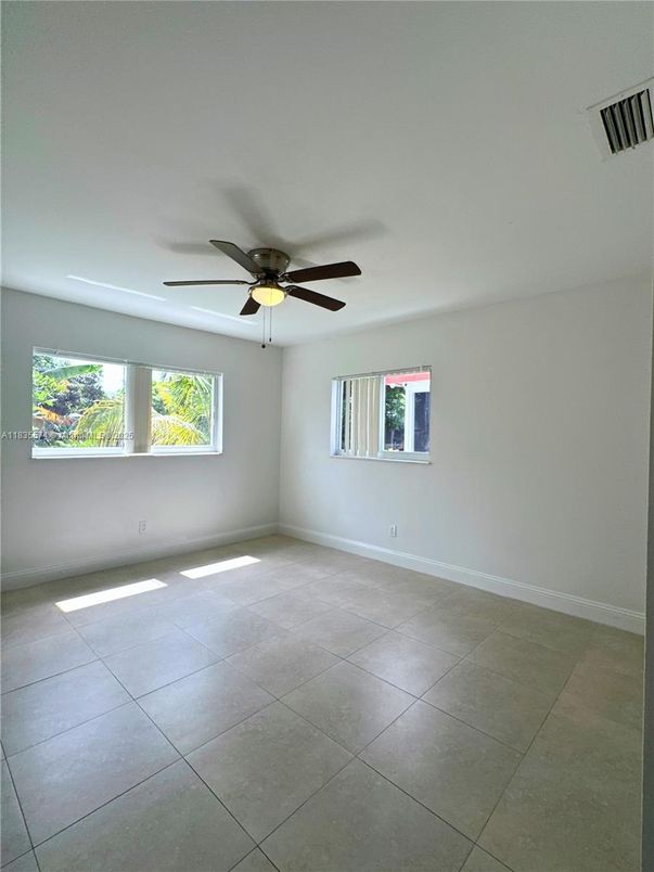 Empty room, Interior