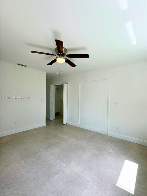 Empty room, Interior
