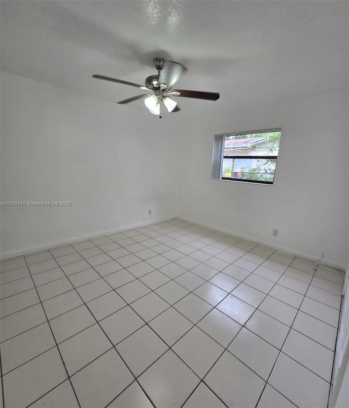 Empty room, Interior