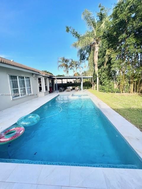 Exterior, Pool