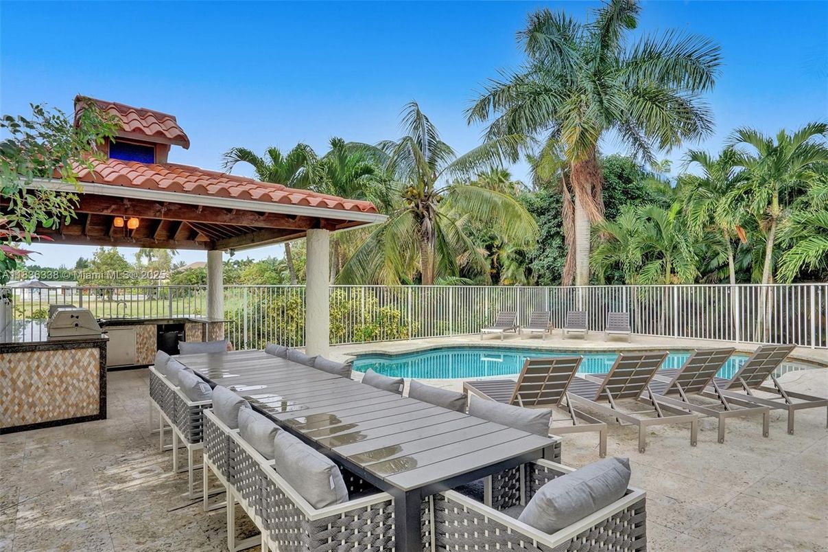 Exterior, Outdoor Kitchen, Pool