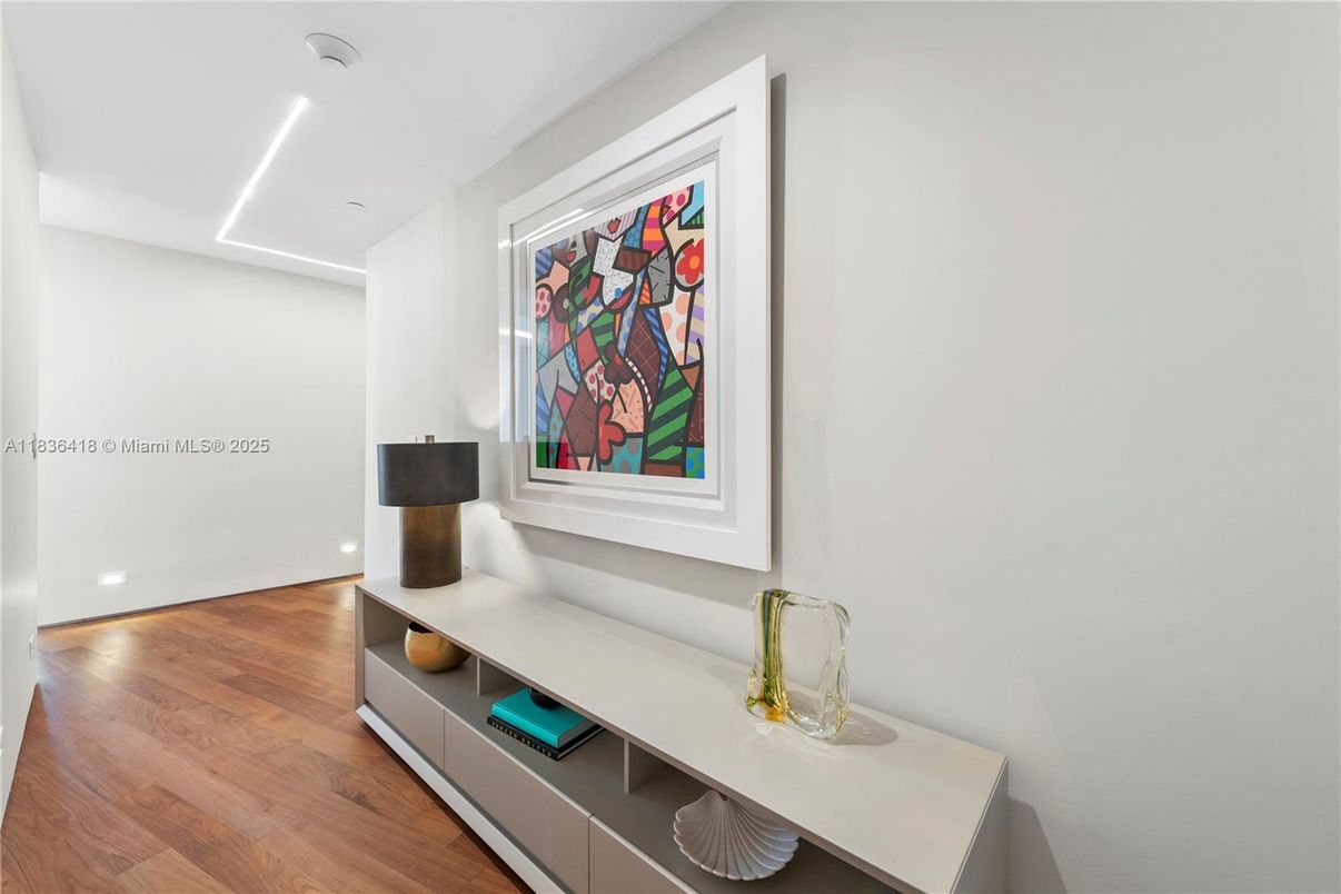 Interior, Recessed Lighting, Wood Texture Flooring