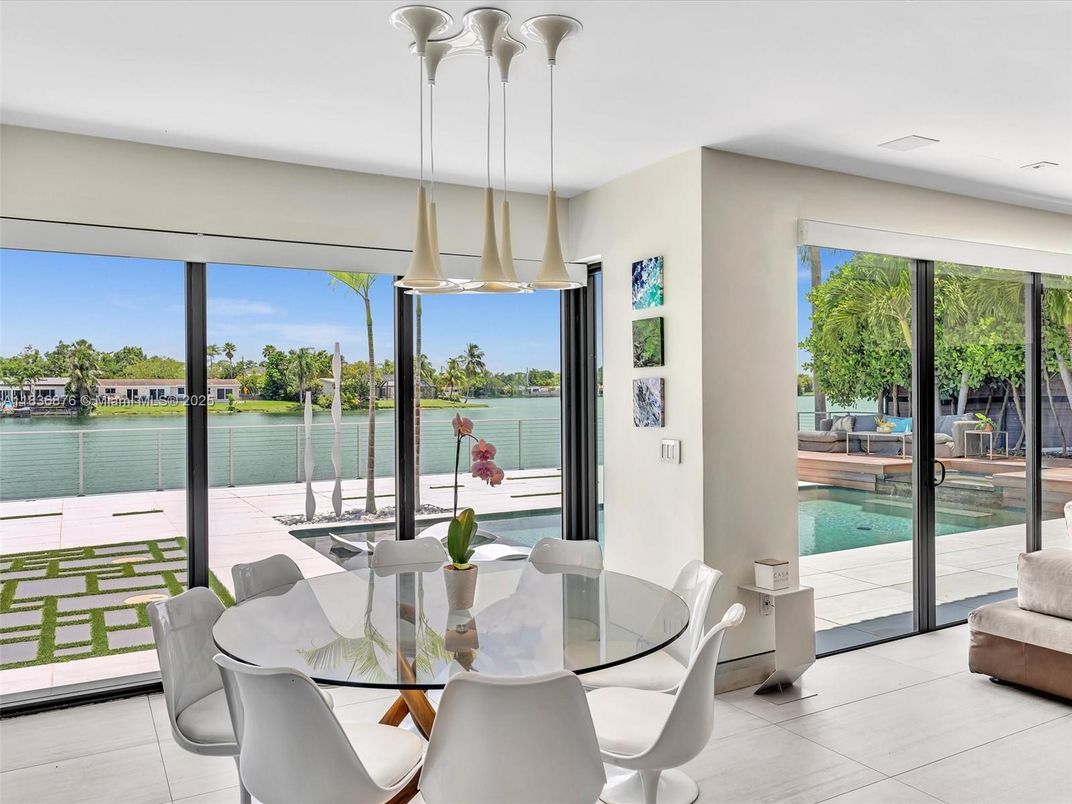Dining room, Interior, Pendant Lights, Recessed Lighting, Water