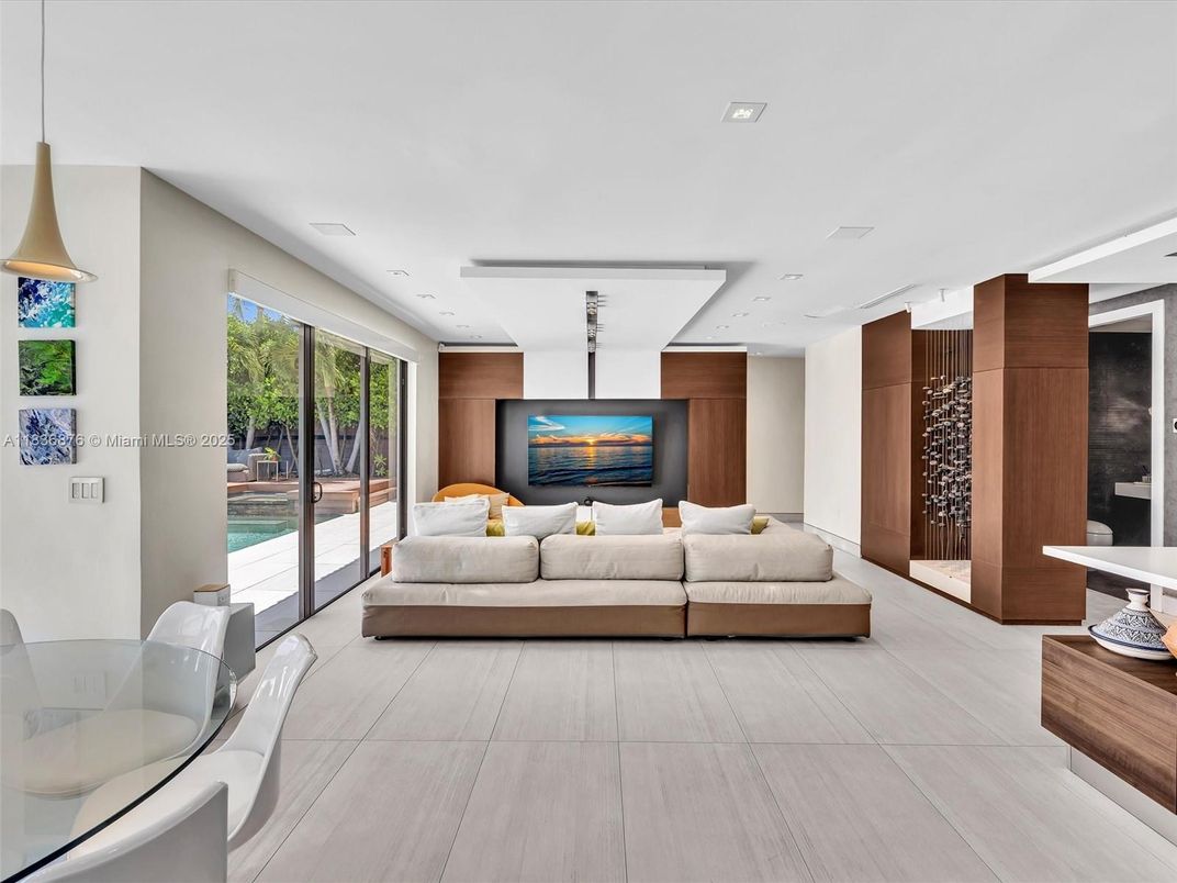 Interior, Living room, Pendant Lights, Recessed Lighting