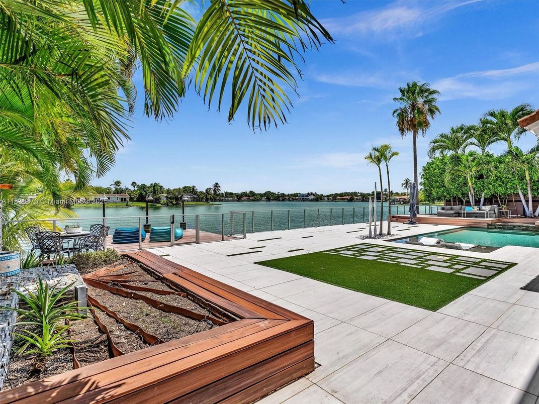 Exterior, Pool, Water