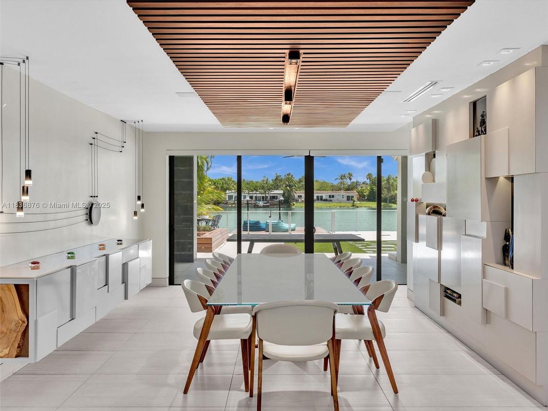 Dining room, Interior, Pendant Lights, Recessed Lighting, Water
