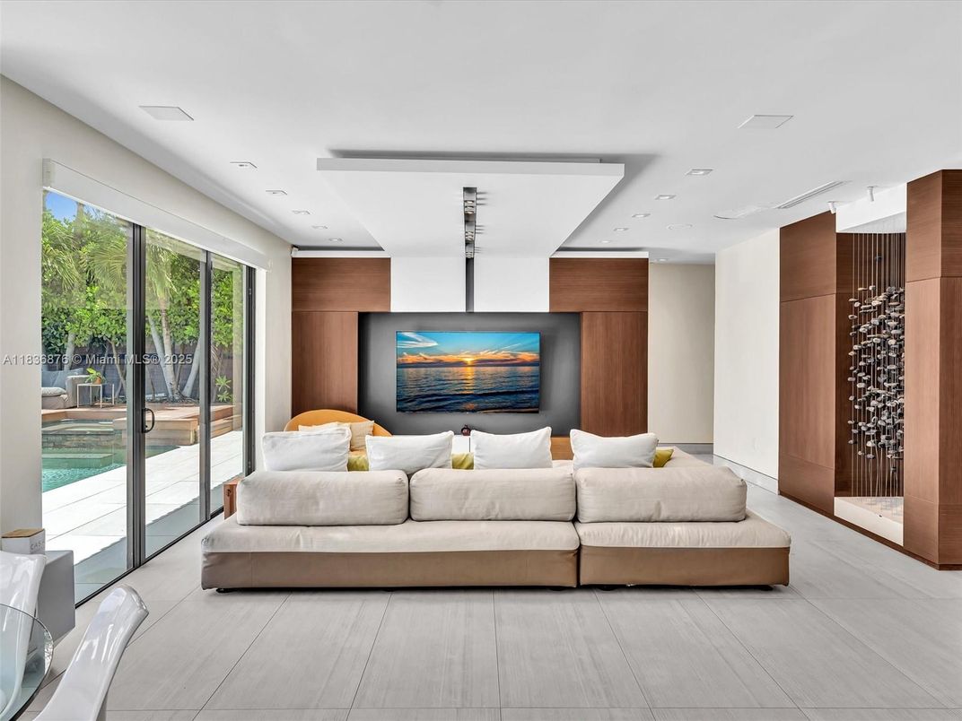 Interior, Living room, Recessed Lighting, Wine Storage
