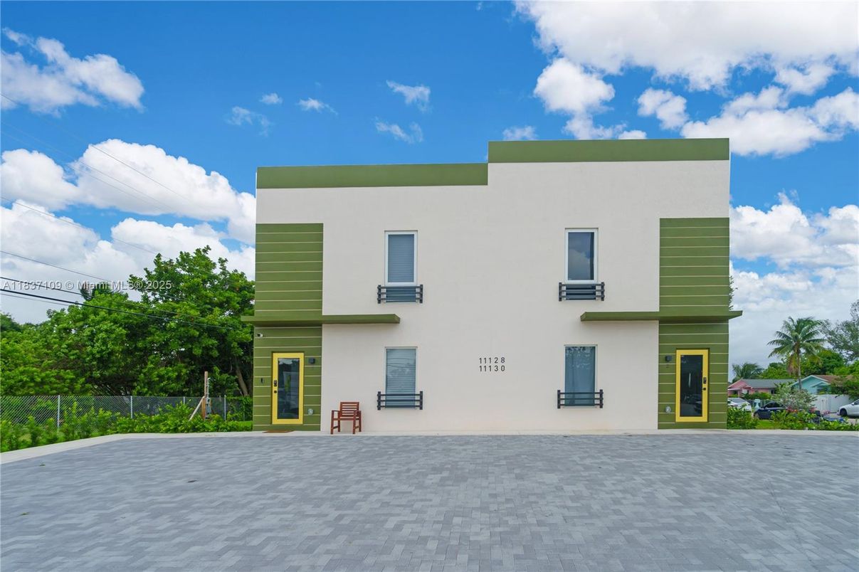 Exterior, Facade, Modern