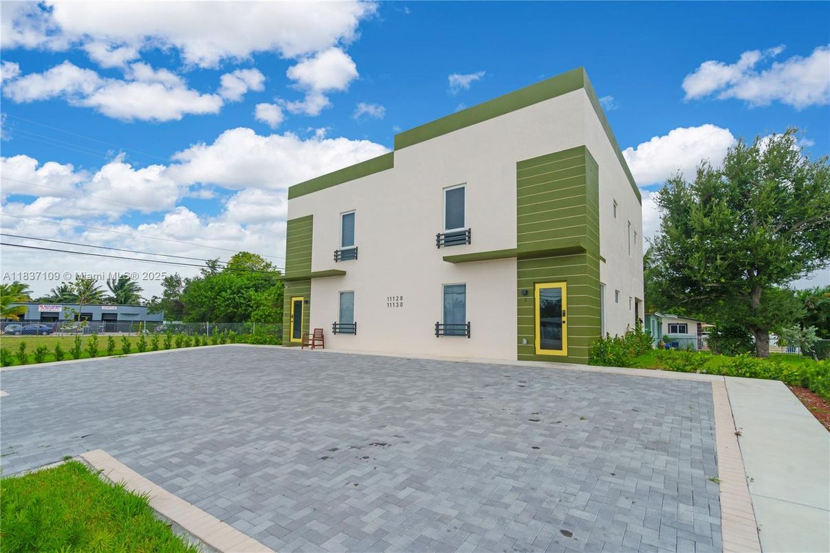 Backyard, Exterior, Facade, Modern