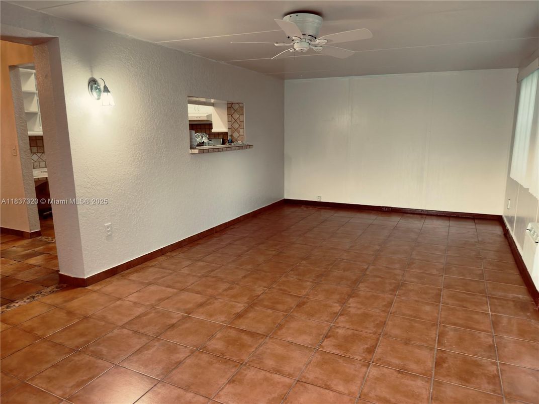 Empty room, Interior