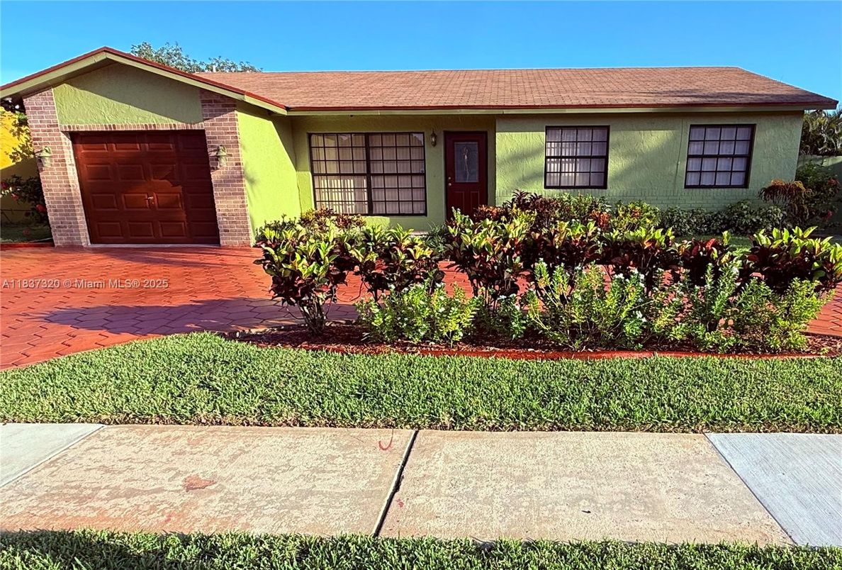 Attached, Exterior, Facade, Ranch