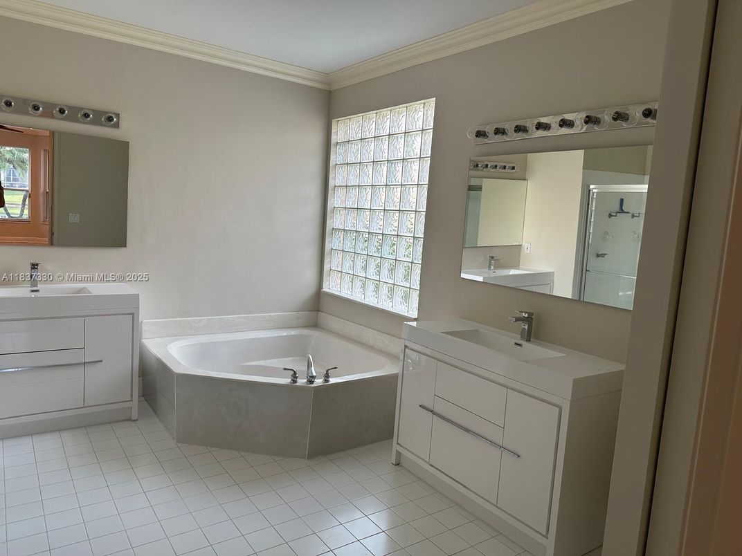 Bathroom, Dual Sink Vanities, Interior