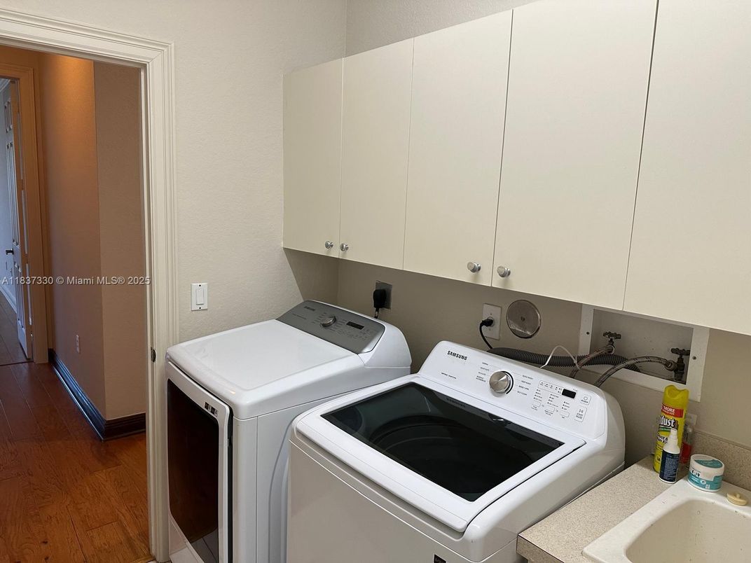 Interior, Washer, Wood Texture Flooring