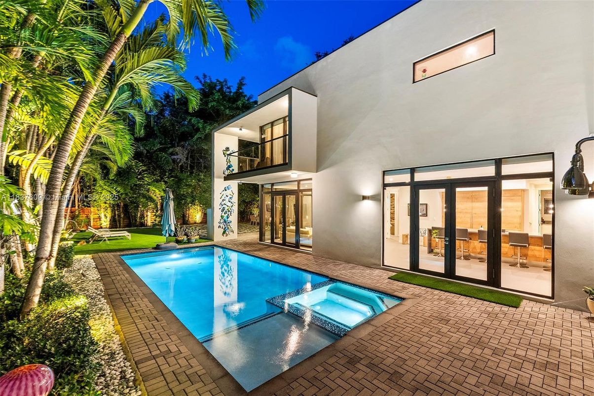Exterior, Pool