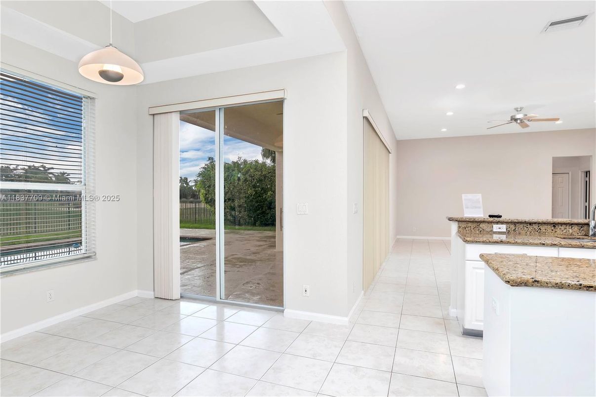 Empty room, Interior, Pendant Lights, Recessed Lighting