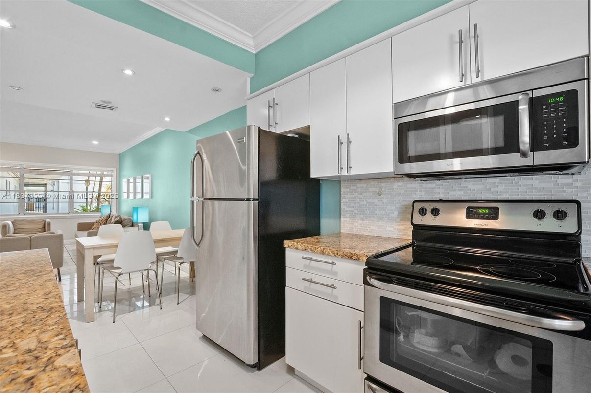 Dining room, Interior, Kitchen, Recessed Lighting, Stainless Steel Appliances