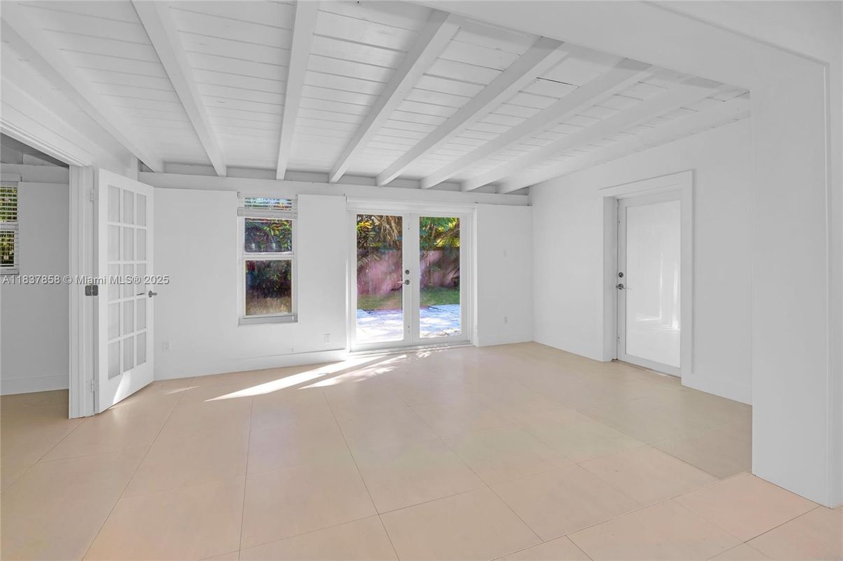 Empty room, Interior