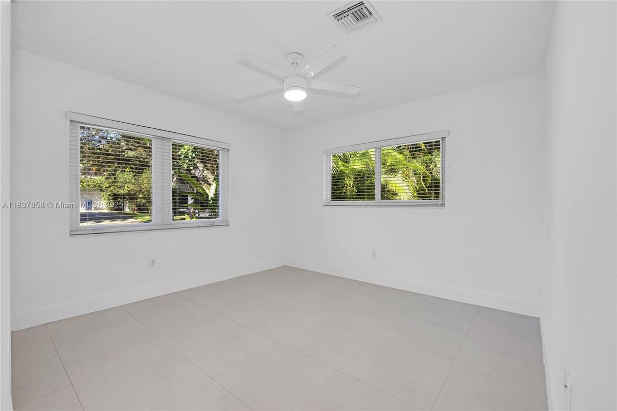 Empty room, Interior