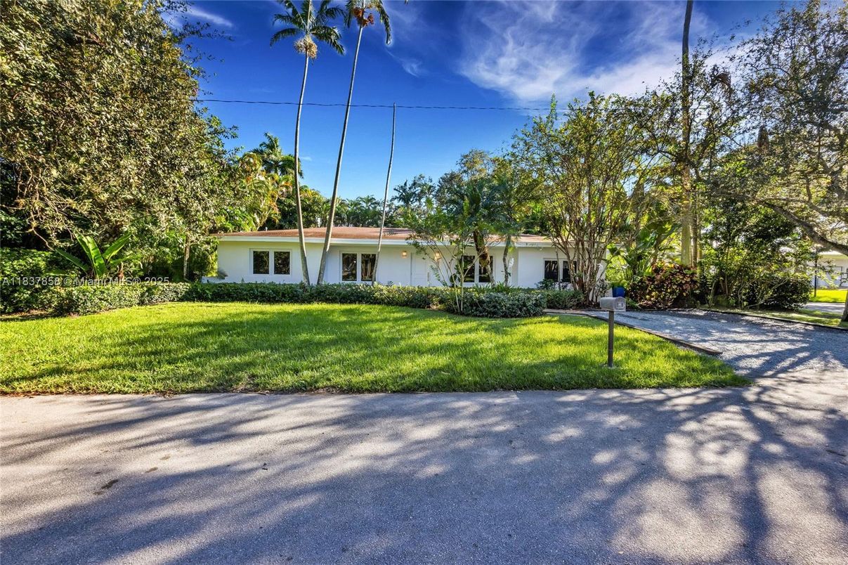 Backyard, Exterior, Facade, Ranch