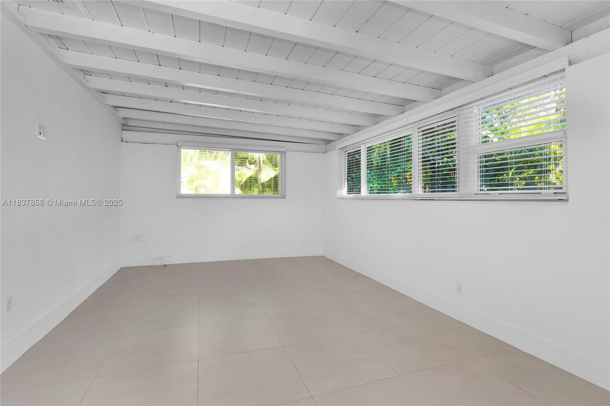 Empty room, Interior