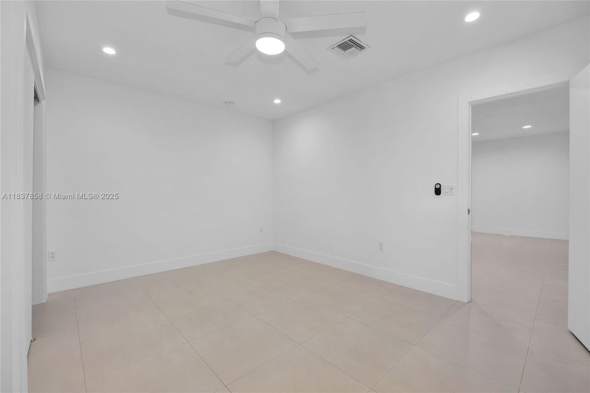 Empty room, Interior, Recessed Lighting
